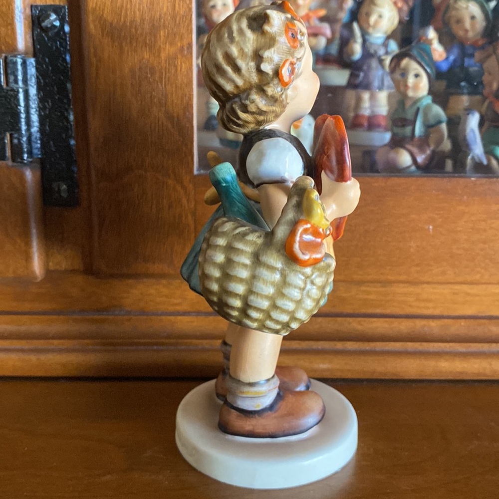 COPY-🧡TM5 ‘Valentine Gift’ Hummel Goebel #387 - Picture 6 of 9